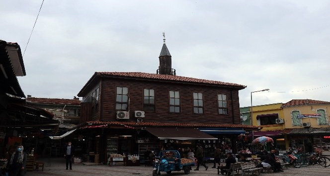 Tarihi çarşı içerisindeki 270 yıllık cami