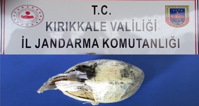 Yolcu koltuğunun altında 880 gram esrar ele geçirildi