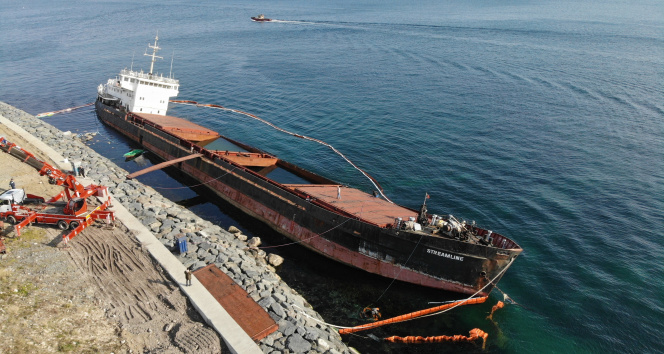 Zeytinburnu&#039;nda kıyıya vuran gemiye parçalanma işlemleri başlatıldı
