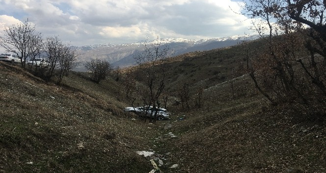 Direksiyon hakimiyetini kaybeden otomobil şarampole yuvarlandı