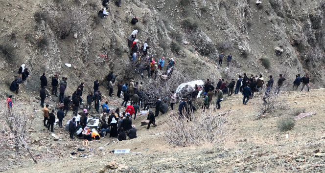Batman’da öğrenci servisi uçuruma yuvarlandı: 2 ölü 24 yaralı