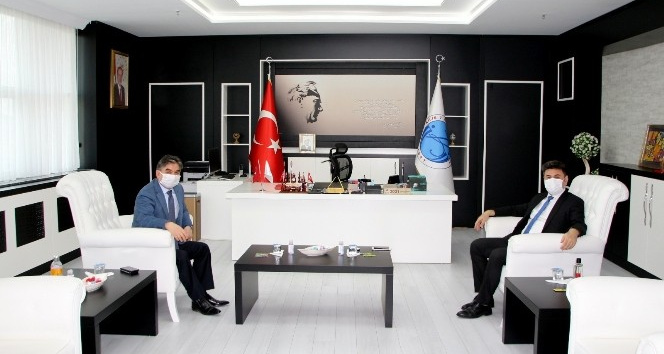 Rektör Karacoşkun tebrikleri kabul etti