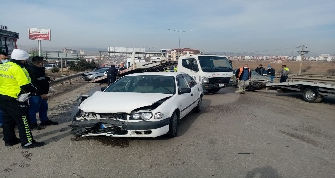 Kırıkkale’de üç araçlı zincirleme kaza: 4 yaralı