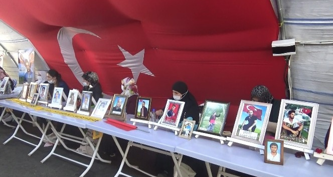 HDP önündeki ailelerden PKK’lı terörist Demirtaş’a tepki