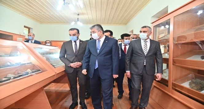 Vali Yılmaz nostaljik eğitim malzemeleri sergilenen müzeyi gezdi