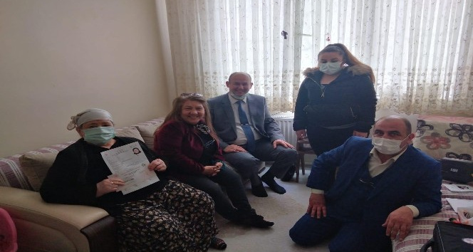 Tepebaşı İlçe Nüfus Müdürlüğü, 65 yaş üstü vatandaşların evine giderek hizmet verdi