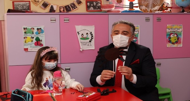 Başkan Savran’dan çocuklara boyama kitabı sürprizi