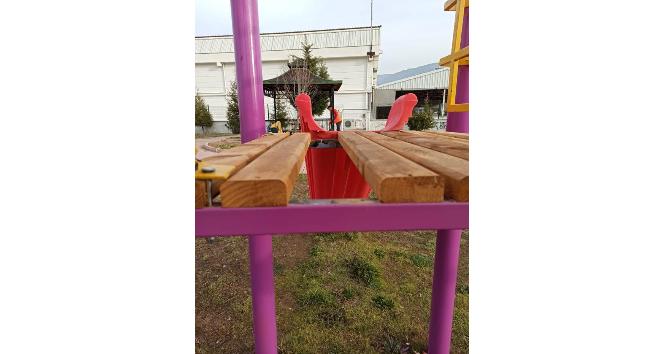 Parktaki oyun alanın tahtalarını yaktılar