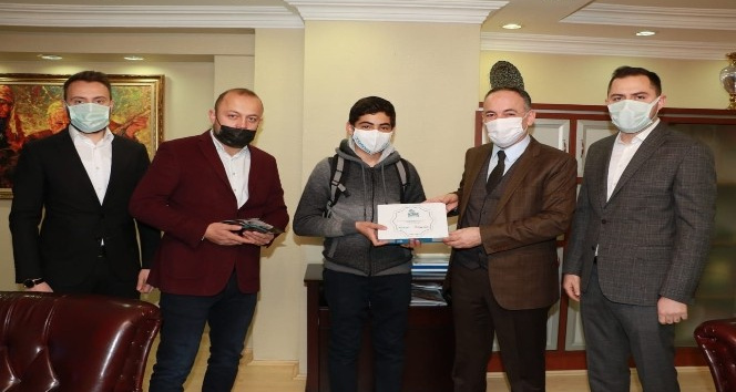 TÜGVA’nın yarışmasında dereye giren öğrenci ödülünü Başkan Saygılı’dan aldı
