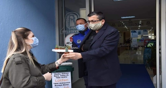 Başkan Öz, kadın personelleri çiçekle karşıladı