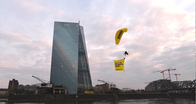 Greenpeace aktivistleri, Avrupa Merkez Bankası’nın çatısına paraşütle indi