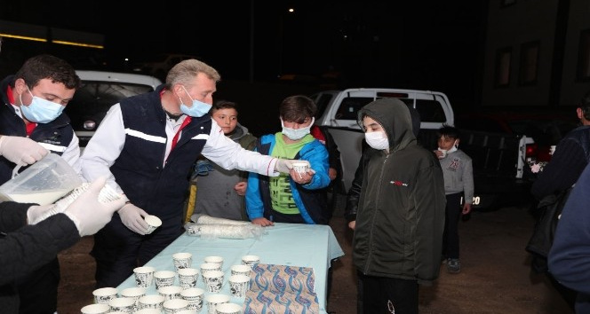 Nevşehir Belediyesi tarafından kandil gecesi vatandaşlara süt ikramı edildi