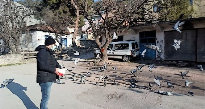 Babaannesinin emanetlerine gözü gibi bakıyor