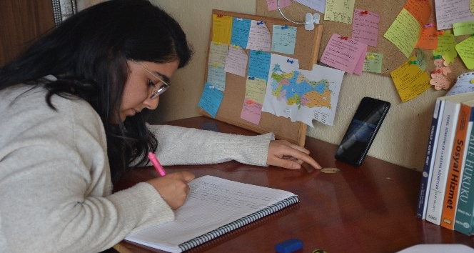 Telefonda ders çalışıp Erasmusu kazandı