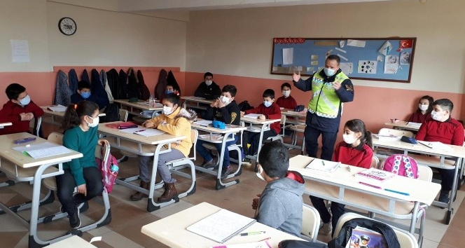 Jandarma ekipleri öğrencileri bilgilendirdi