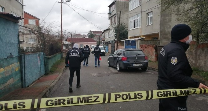 Sultanbeyli’de biri kadın 2 kardeş sokak ortasında silahla vuruldu. Kadın olay yerinde hayatını kaybetti.