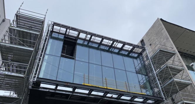 AKM’nin dış cephesi cam bölme ile kaplandı