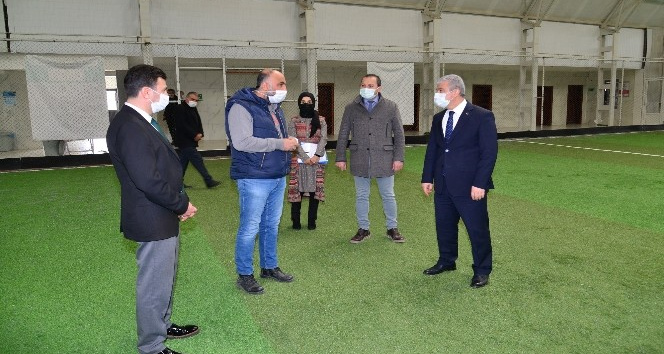 Vali Akın, spor tesislerinde incelemelerde bulundu