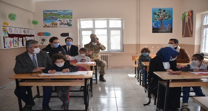 Şırnak’ta, asker olmak isteyen öğrenciye yarbaydan anlamlı hediye