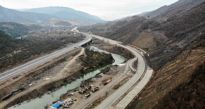 Heyelanın tehdit ettiği uluslararası yol baypas edildi