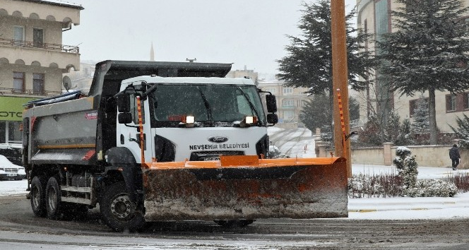 Yollarda buzlanma tehlikesine karşı tuzlama ve temizlik çalışması yapıldı