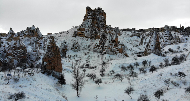 Kapadokya&#039;da karla kaplı peribacaları hayran bırakıyor