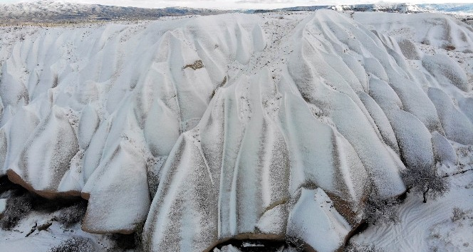 Kapadokya’da karla kaplı peribacaları hayran bırakıyor