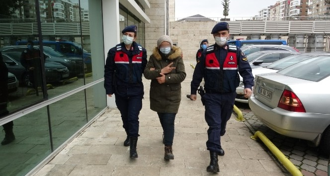 Adliyeye çıkarılan PKK zanlısı kadından ’zafer işareti’