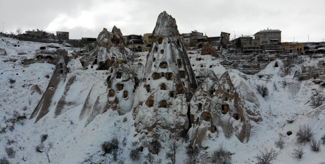 Kapadokya'da karla kaplı peribacaları hayran bırakıyor