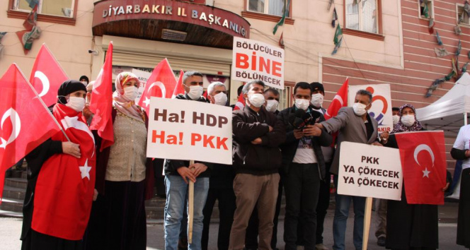 HDP önündeki aileler, teröristlerin çocuklarına zorla açıklama yaptırmasına tepki gösterdi