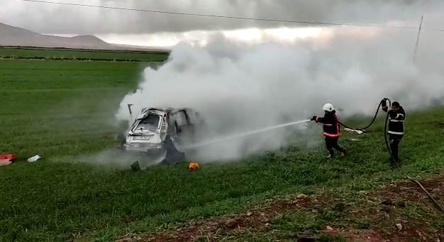 Takla atarak yoldan çıktı, saniye farkı ile alev topuna dönen araçtan kurtuldu