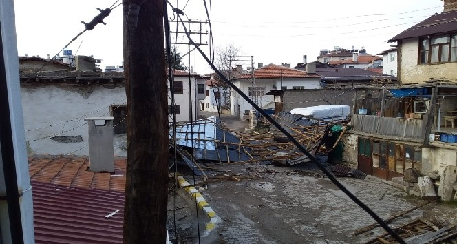 Karaman’da rüzgar evin çatısını uçurdu, elektrik direklerini yıktı