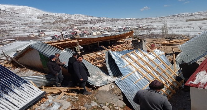 Nurhak’ta şiddetli rüzgar çatıları uçurdu