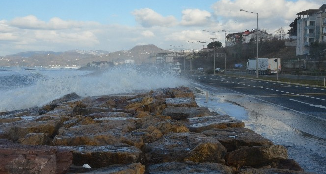 Ordu’da dev dalgalar karayoluna ulaştı