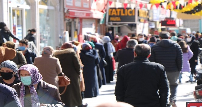 Virüse aldırmadan kuyruğa girdiler