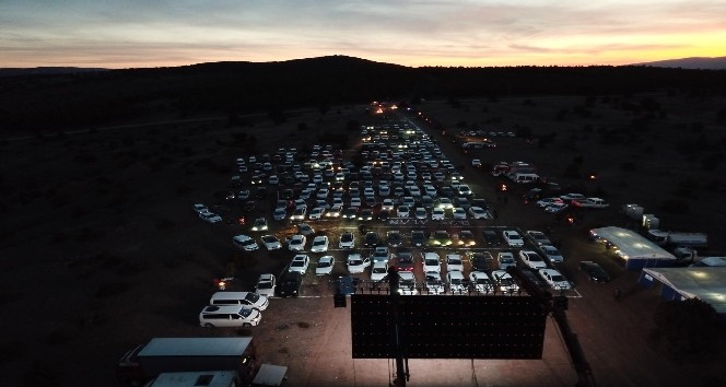 Kırıkkale’de açık alandaki ’arabalı sinema’ etkinliğine yoğun ilgi