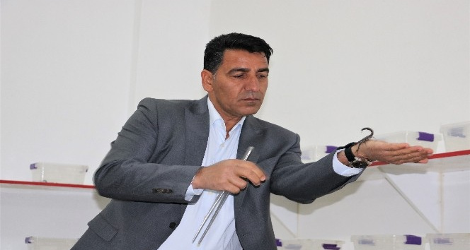 Şanlıurfalı “Akrep Ali” 10 yaşından beri kara akreplerle yaşıyor