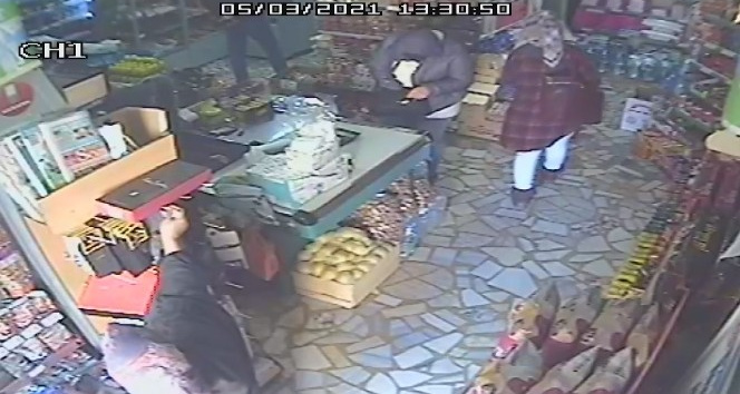 Rize’de çorap hırsızları marketin güvenlik kamerasına takıldı