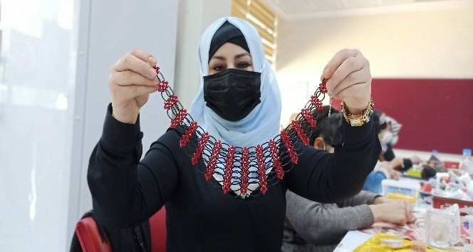 Rengarenk boncukları, iğne ve iplikle sanata dönüştürüyorlar