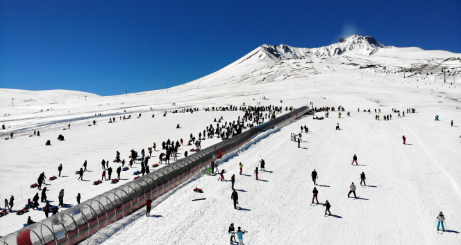 Kar yağdı tatilciler Erciyes&#039;e akın etti