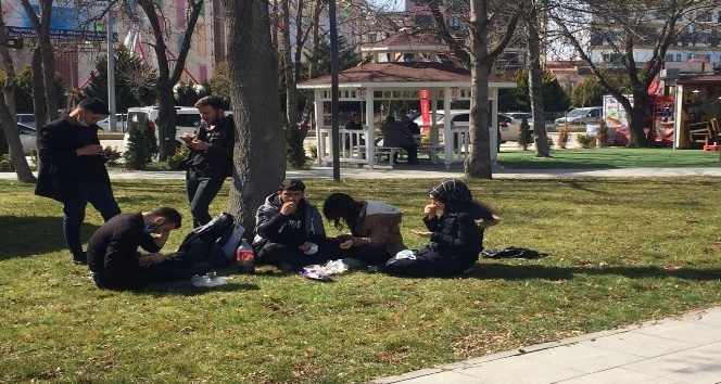 Tokat’ta güneşli hava pandemi önlemlerini unutturdu