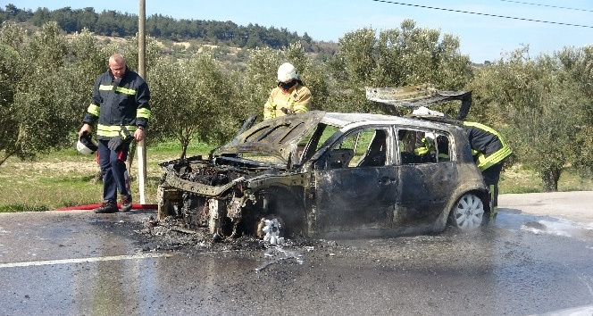 Çanakkale’de alev alev yanan araç küle döndü