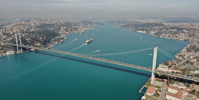 Turkuaza bürünen İstanbul Boğazı havadan görüntülendi