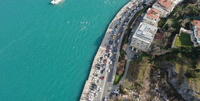 Kısıtlamasız Cumartesi’yi fırsat bilen İstanbullular Arnavutköy Sahili’ne akın etti