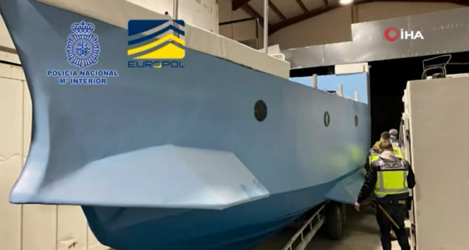 İspanyol polisi ev yapımı narko denizaltı ele geçirdi