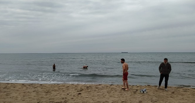 Mart ortasında denize girdiler