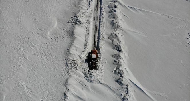 Muş’ta 4 metre karla zorlu mücadele
