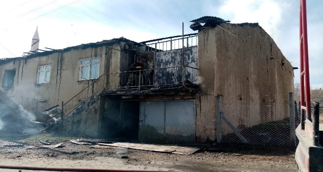 Tunceli’de 2 katlı kerpiç ev yandı