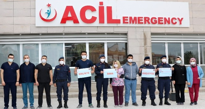 Kırşehir Jandarmadan sağlıkçılara çiçekli kutlama