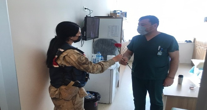 Jandarmadan sağlıkçılara çiçekli kutlama